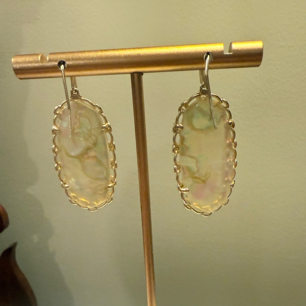 KENDRA SCOTT Elle Macrame Drop Earrings In 14k Gold/ Nude Abalone - Picture 5 of 6
